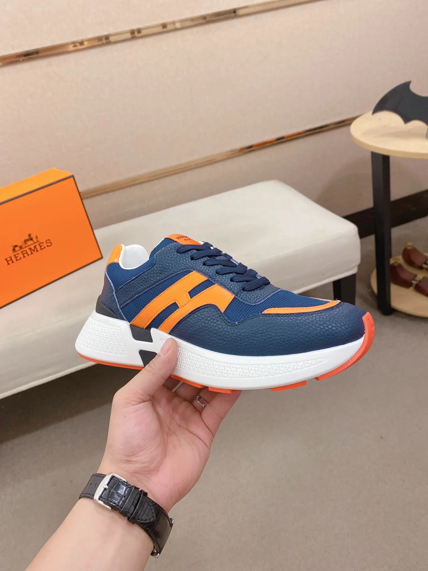 Factory price: 560💰《HERMES》【Classic Original Version】Hermès; Top 🔝 Purchasing Agency 🔍🔍Men's latest 🇺🇸 counters are on sale simultaneously, imported from Italy original ▲▲cowhide ▲▲ (high-end, nobility, class) ) Exquisite workmanship (Italian 🇮🇹 imported water-dyed 🐂 cowhide lining) sole: original sole provided by the original factory, ⚠️exclusive double-layer activity·TPR·rubber·combined molded outsole; super comfortable·wear-resistant·non-slip·environmental protection The real thing is more beautiful if you take the real thing (high quality, follow the order). You can enter and exit the counter at will * Number of yards: 38-44 (45 can be customized and cannot be returned or exchanged)